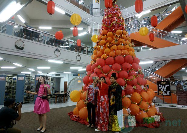Sambut Natal, UK Petra Desain Pohon Natal dari 358 Lampion