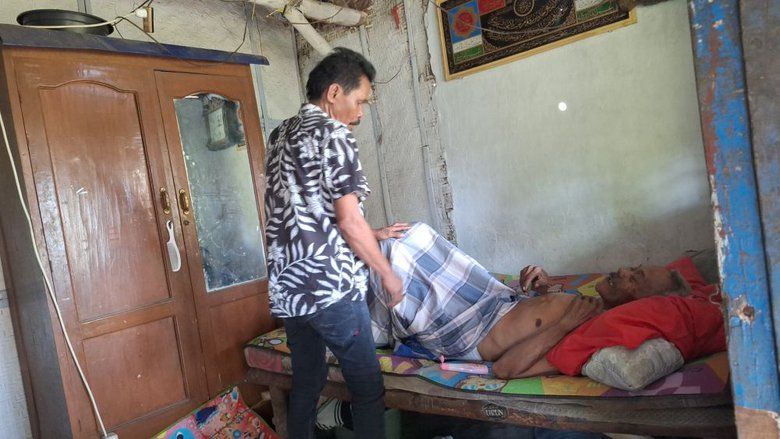 Di Balik Video Viral Evakuasi Lansia, Warga Keluhkan Jalan Rusak dan Mobil Siaga