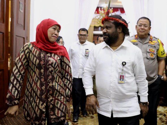 Lenis Kogoya Panggil Khofifah Mama Papua