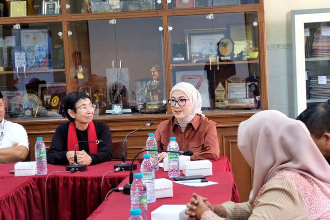 Kunjungi BK3S Jatim, Lita Machfud Arifin Kagumi Aksi Kelompok Seni Difabel