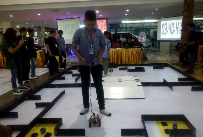 Kontes Robot Sesaki Kaza City Mall
