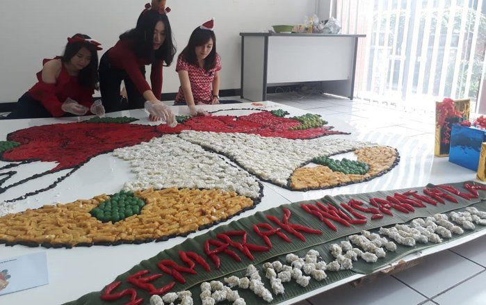 Mahasiswa Ubaya Sulap Jajanan Pasar Jadi Lonceng Natal