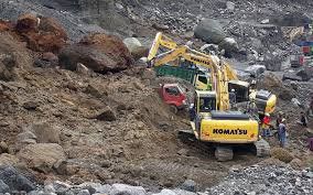 Truk Muat Telur Tertimpa Longsor di Trenggalek Dievakuasi