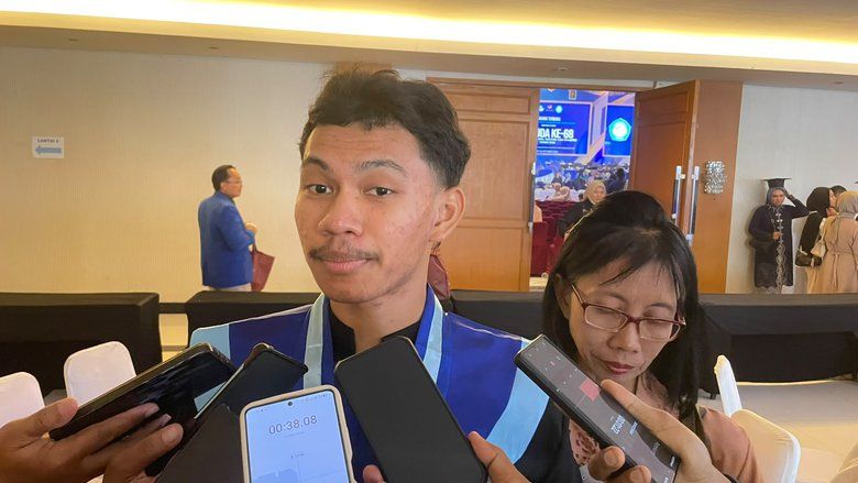 Anak PRT Raih Wisudawan Terbaik UNP Kediri dengan IPK 3,96