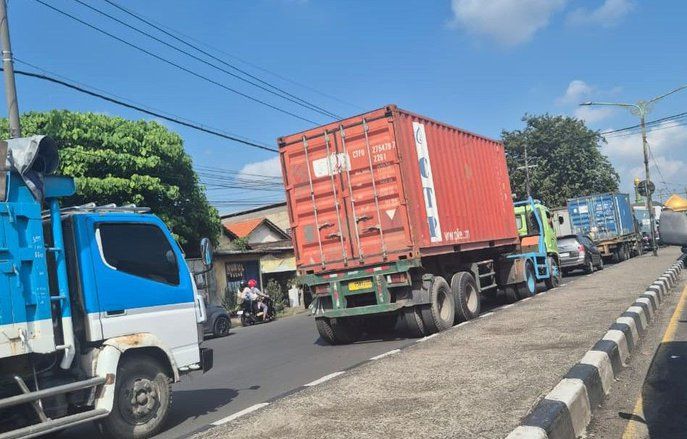 Dampak Antrean Solar Bersubsidi, Jalur Surabaya-Mojokerto Macet
