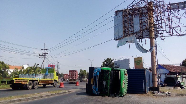 Truk Bermuatan Triplek Terguling, Macet Panjang di Simpang Tiga Jampirogo Mojokerto