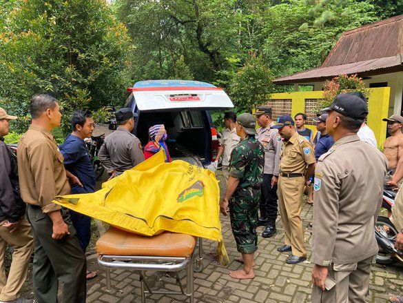 Wisatawan Tewas Tertimpa Batu dari Tebing Air Terjun Madakaripura Probolinggo
