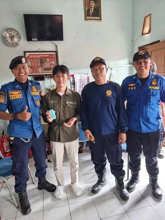 Sempat Viral karena Jari ‘Terjebak’ Botol Sabun, Hanya Butuh 5 Menit Damkarmat Jember Tolong Mahasiswa