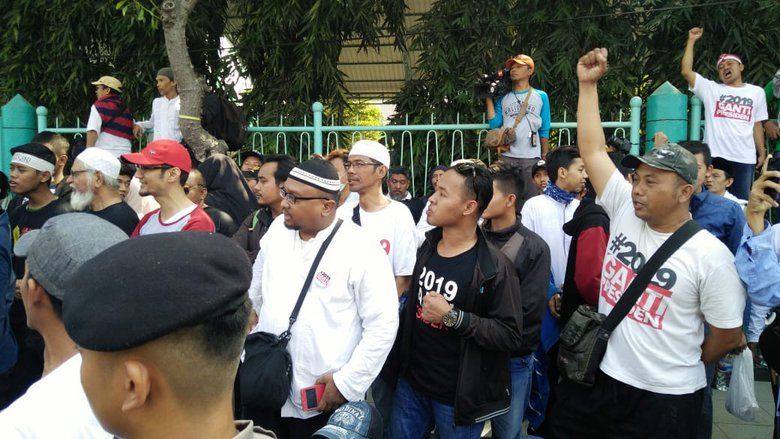 Aksi Ganti Presiden Cederai Polwan