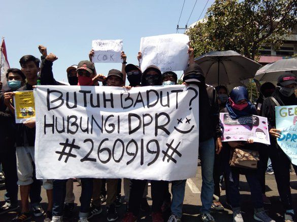 Peserta Demo Lempar Botol ke Gedung DPRD Jatim