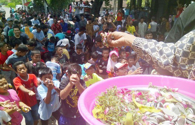 Warga Madiun Rebutan Koin Senilai Rp 10 Juta