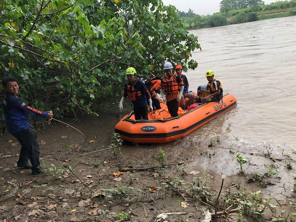 Mayat Misterius Mengapung di Sungai Brantas Mojokerto, Evakuasi Terkendala Arus Deras