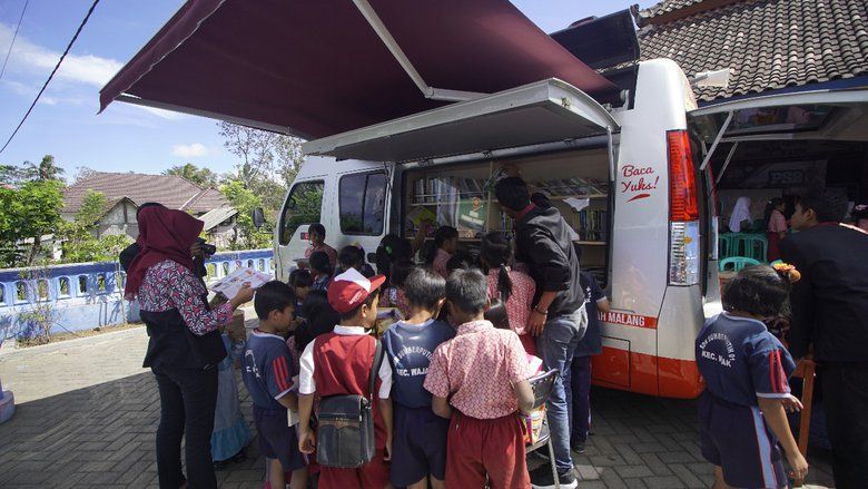Mobil Kaca UMM Bantu Pulihkan Trauma Siswa