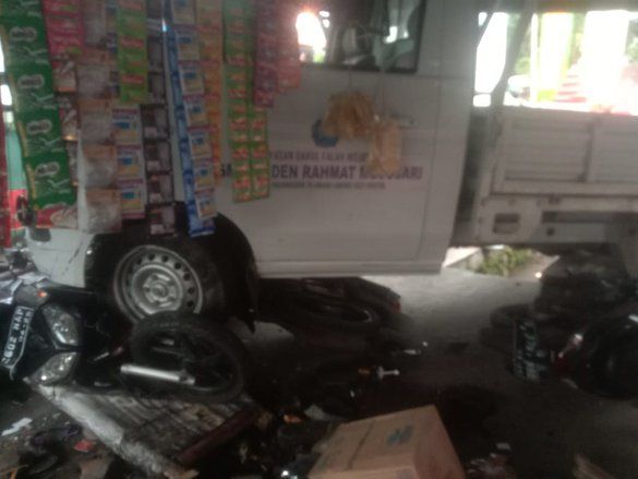 Mobil Pikap Milik SMK di Mojosari Mojokerto Tabrak Warung, Dua Orang Terluka