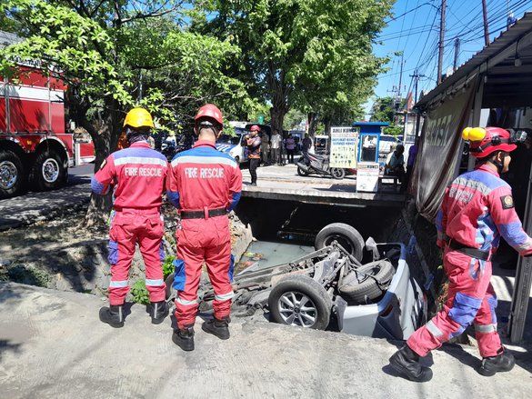 Diduga Hilang Kendali Saat Keluar Parkiran, Xenia Tercebur ke Saluran Air di Menur Surabaya