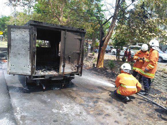 Ini Penyebab Mobil Pikap Boks Terbakar