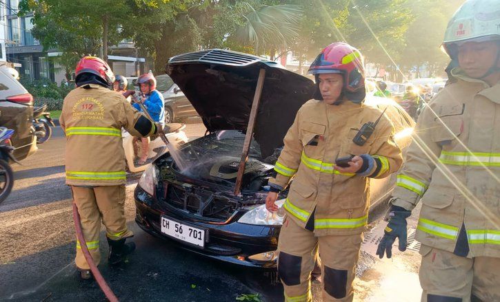 Mercedes-Benz S600 Guard Konsul Kehormatan Hungaria Terbakar di Surabaya