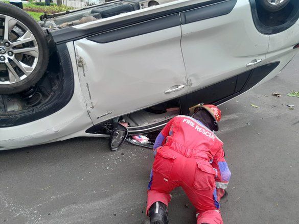 Mobil Terbalik di Dharmahusada Surabaya, Diduga Pengemudi Sopir Lansia Mengantuk