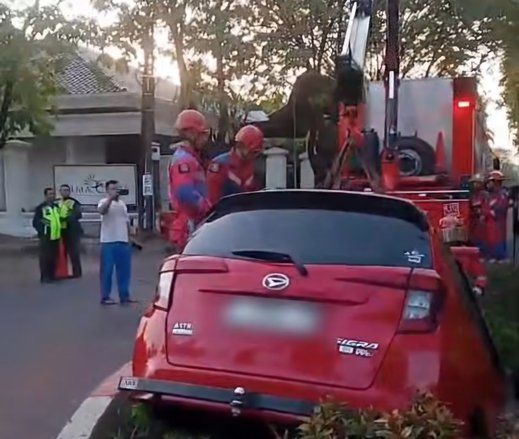Mobil Terperosok ke Selokan di Mulyorejo Surabaya, Pengemudi Cedera