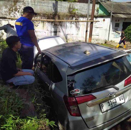 Ikuti <em>Shareloc</em>, 5 Taksi Online di Jember Terperosok di Gang Sempit