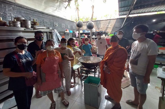 Peduli Isoman, Pengusaha dan Warga Tionghua Kirim Makanan Jadi