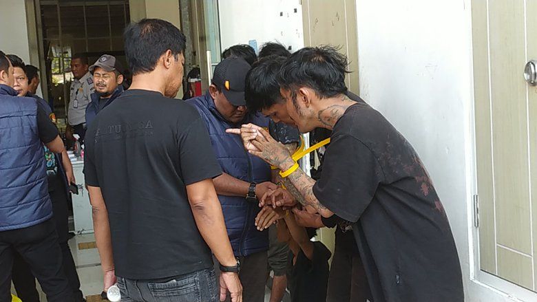 Polda Jatim Amankan Lima Orang Positif Narkoba di Joyoboyo Surabaya, Dua Poket Sabu Disita