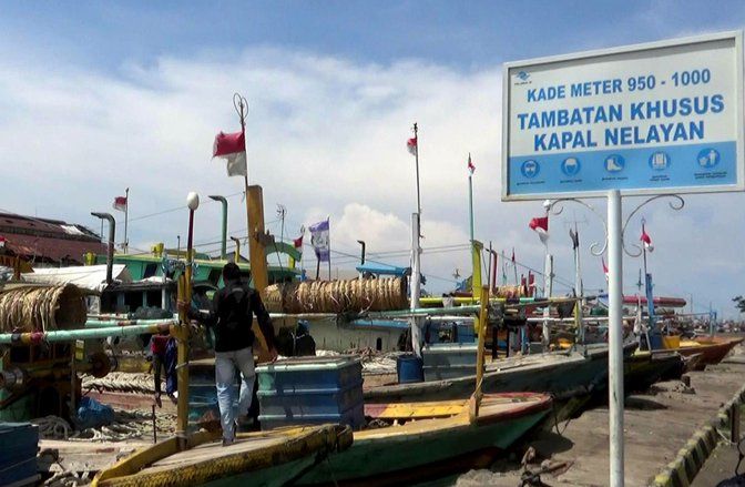 Nelayan Probolinggo Perbaiki Kapal dan Jaring Akibat Kelangkaan Solar