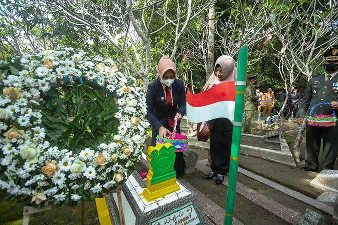 Ning Ita Ziarah makam Pahlawan Nasional Sekaligus Ulama Asal di Mojokerto