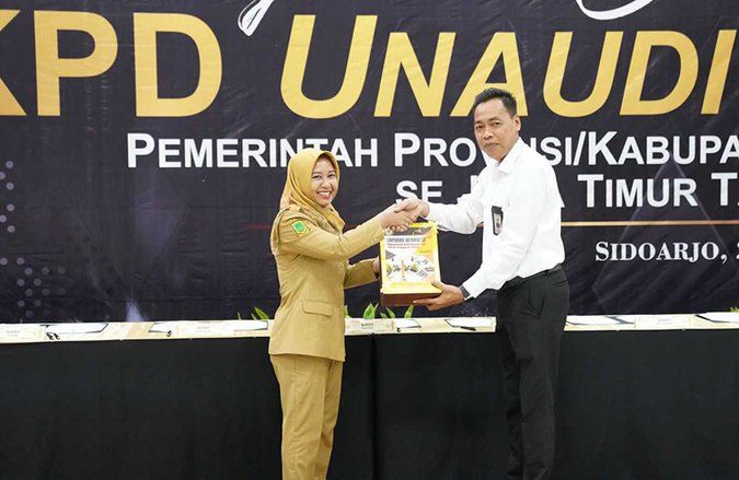 Walkot Mojokerto Ning Ita Langsung Serahkan LKPD Unaudited TA 2022 ke BPK