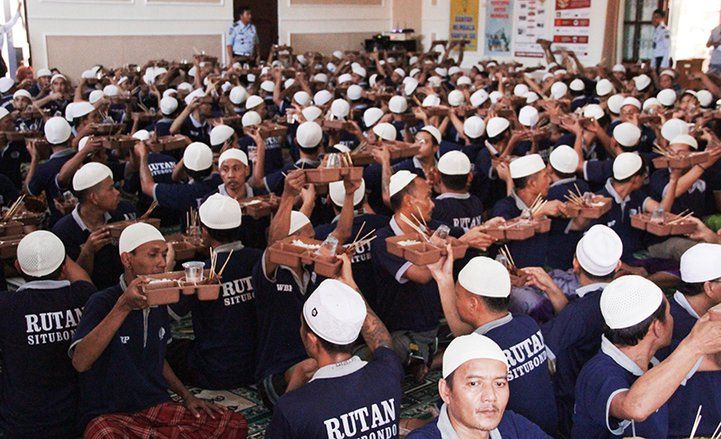 Terasa di Rumah Sendiri, Ratusan Warga Binaan Rutan Situbondo Nyate Bareng Daging Kurban