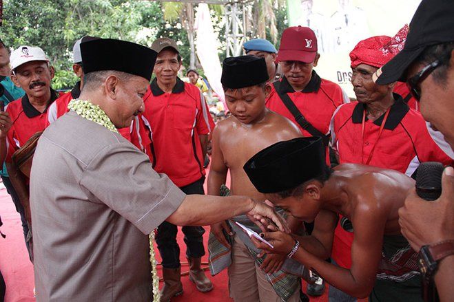 Lestarikan Warisan Leluhur, Bupati Situbondo Beri Hadiah Generasi Millenial Ikut Bermain Ojung