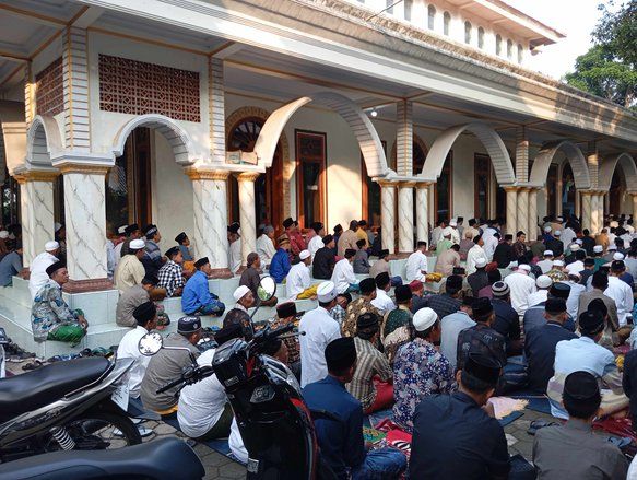 Hari Ini, Jemaah Ponpes Mahfilud Dluror Jember Rayakan Idulfitri 1446 Hijriah
