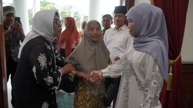 Lebaran, Khofifah Berbagi Sembako saat Open House di Grahadi