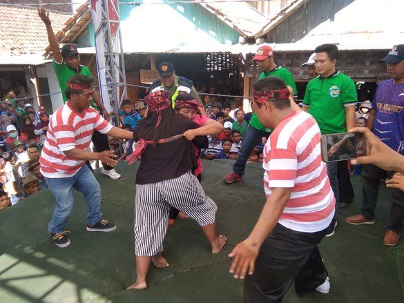 Hasil Panen Melimpah, Warga Gresik Gelar Gulat Okol