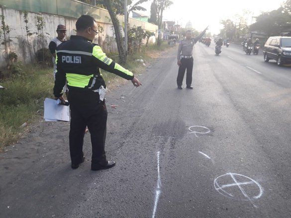 Seorang Biker Tewas Terlindas Truk Tronton di Driyorejo Gresik