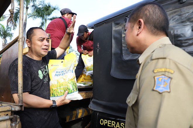 Stabilkan Harga Kebutuhan Bapok, Pemkot Surabaya Gelar Operasi Pasar Gelontor 32 Ton Beras