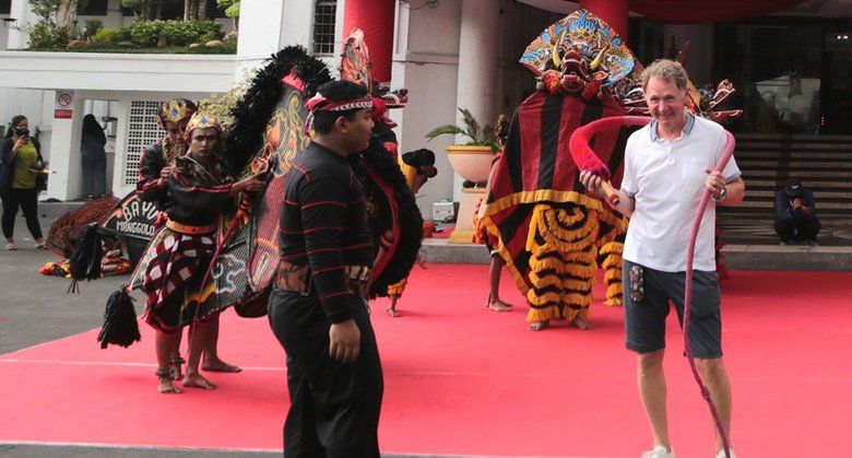 Kapal Pesiar Sandar di Pelabuhan, Wisman Keliling Tempat Wisata Surabaya