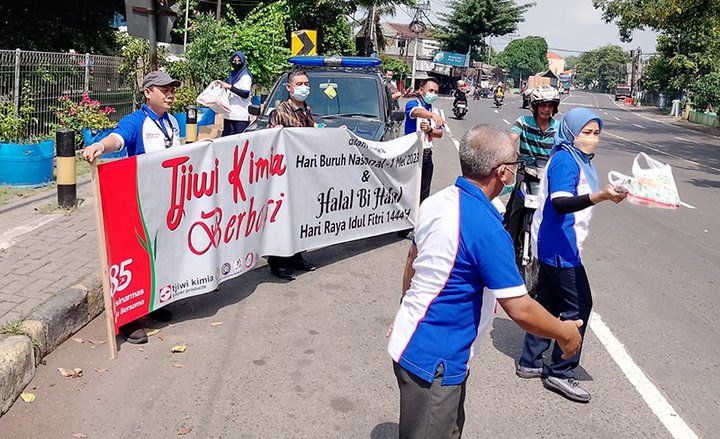 Peringati Mei Day, 1.000 Nasi Kotak Dibagikan SPSI dan Manajemen di Depan Tjiwi Kimia