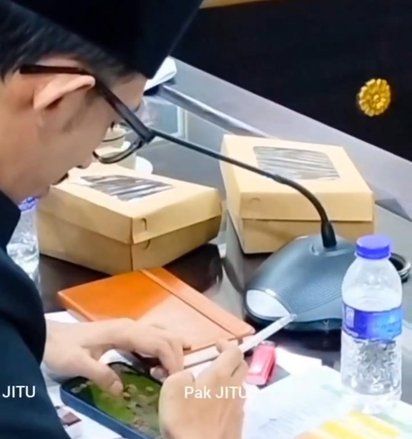 Viral Anggota DPRD Jember Diduga Main Game dan Merokok Saat Rapat Bahas Kesehatan, Tuai Kecaman