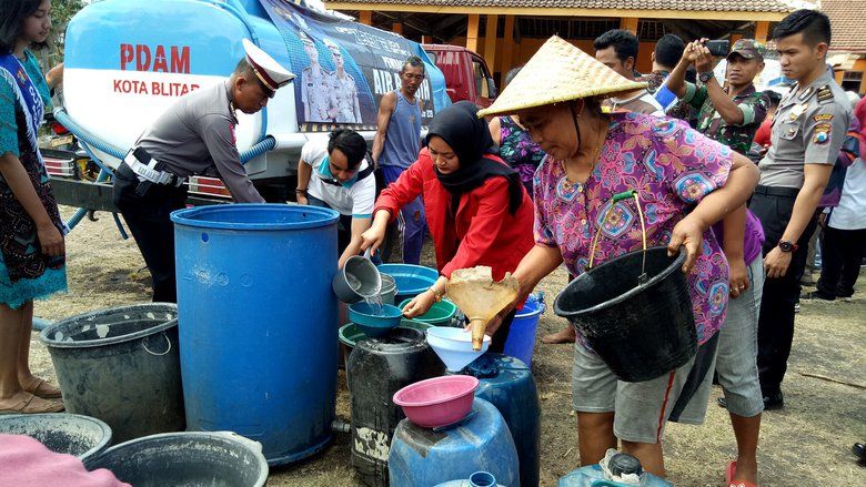 Polres Blitar Gelontor 12 Tangki Air Bersih