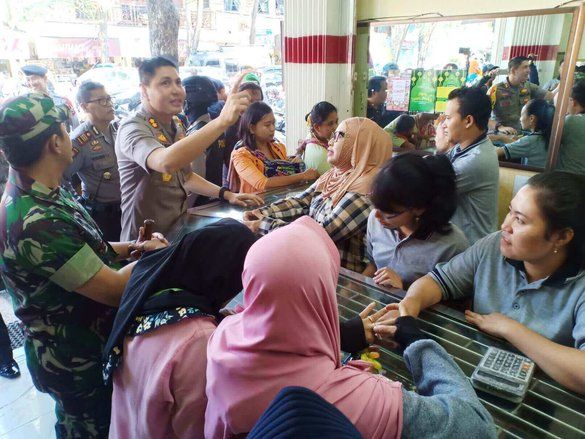 Anggota TNI dan Polri Patroli Bank di Kota Probolinggo