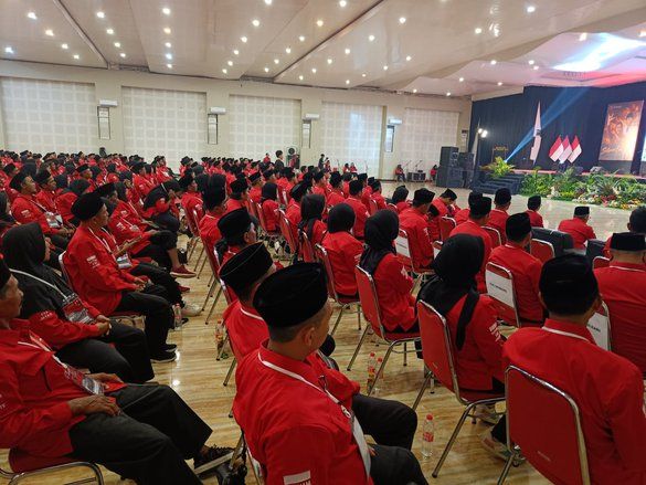 Lantik 31 PAC, PDIP Jember Siapkan Kader Muda Hadapi Pemilu 2029