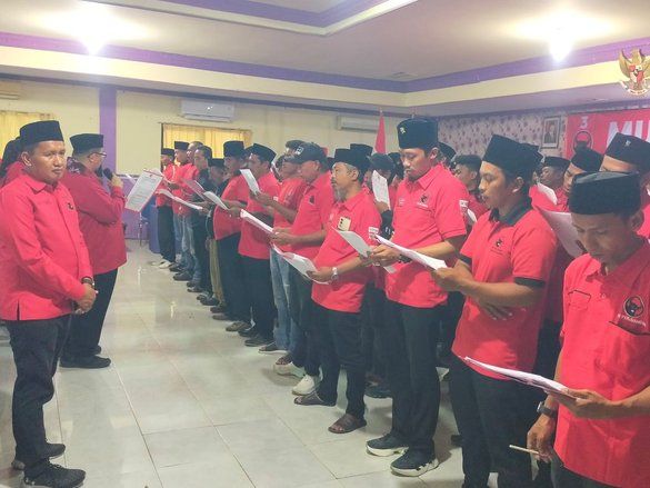 Lantik Pengurus PAC di 14 Kecamatan, PDI Perjuangan Sampang Bidik Kursi Kepala Daerah di Pemilu 2029