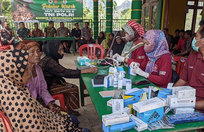 Peduli Kesehatan Masyarakat Terpencil di Ponorogo, TNI dan Polri Gelar Baksos dan Pengobatan Gratis