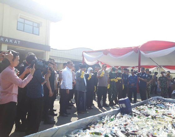 Puluhan Ribu Botol Miras dan 5,5 Kilogram Sabu-sabu Dimusnahkan