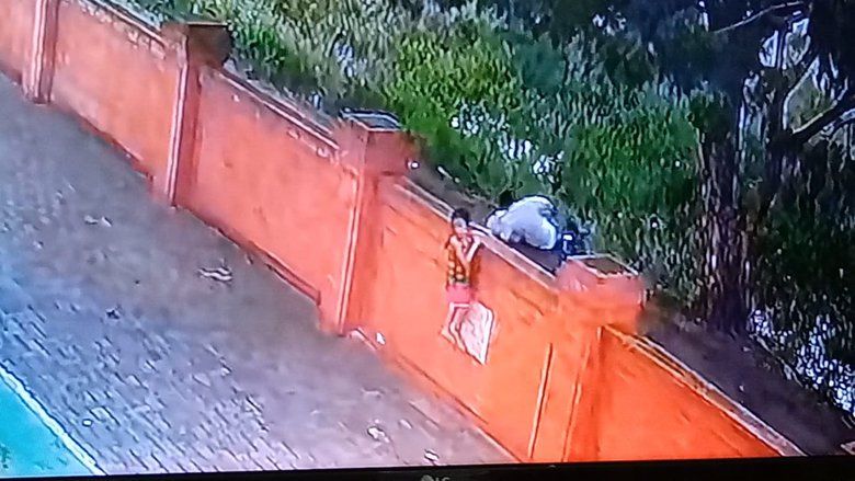 Terekam CCTV, Dua Pelajar Bermesraan di Belakang Rusunawa Cinde Kota Mojokerto