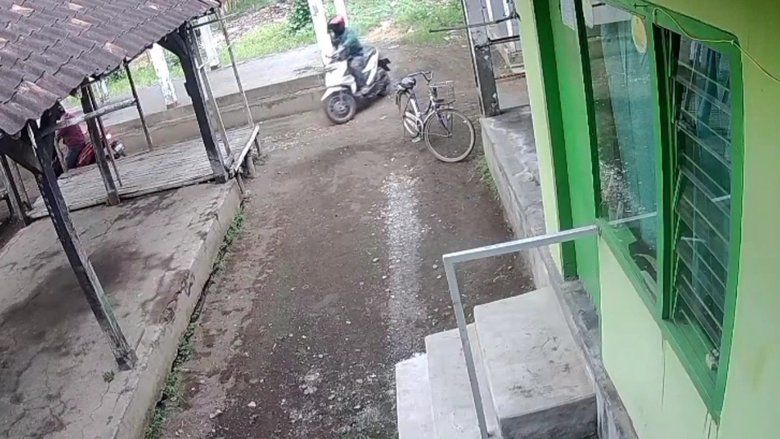 Curanmor di Pasar Sumberbulu Probolinggo Terekam CCTV, Pelaku Beraksi Tenang saat Sepi