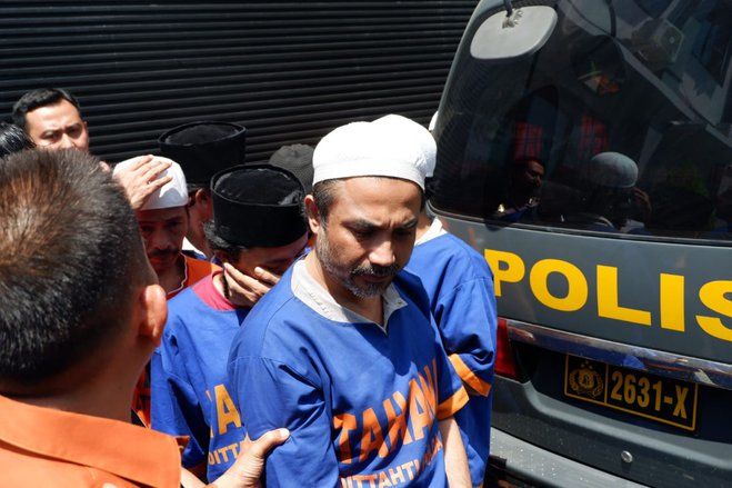 Keluarga Tersangka Pembakar Polsek Tambelangan Dampingi Tahap Dua