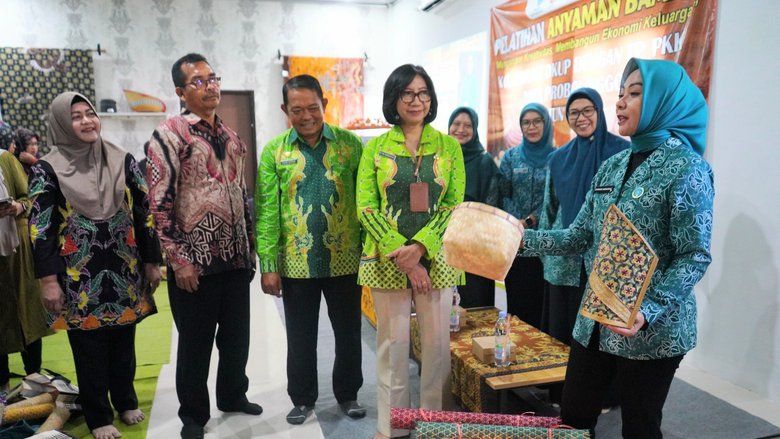 Merawat Tradisi, Mengejar Cuan: Bambu Probolinggo Masuk Pasar Kerajinan