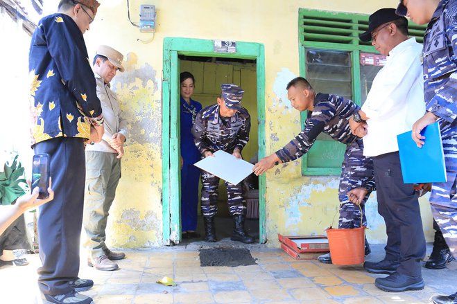 TNI AL Bantu Renovasi 50 Unit Rumah Tidak Layak Huni di Kota Probolinggo